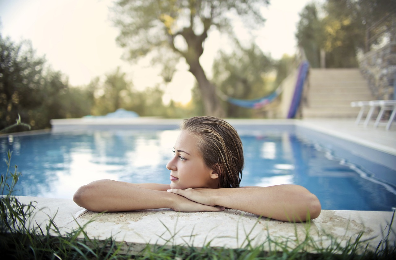 Foto, welches einen Pool zeigt, symbolisch für Wellness & Gesundheit, Dienstleistungen & Services, die mit der Sachbezugskarte von LOCALBENEFITS und den steuerfreien Sachbezug nutzen können.